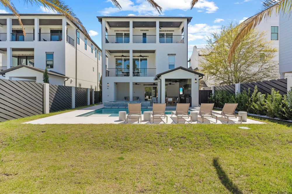 30A Salt & Solace Pool, Golf Cart, Hot Tub + Outdoor Kitchen