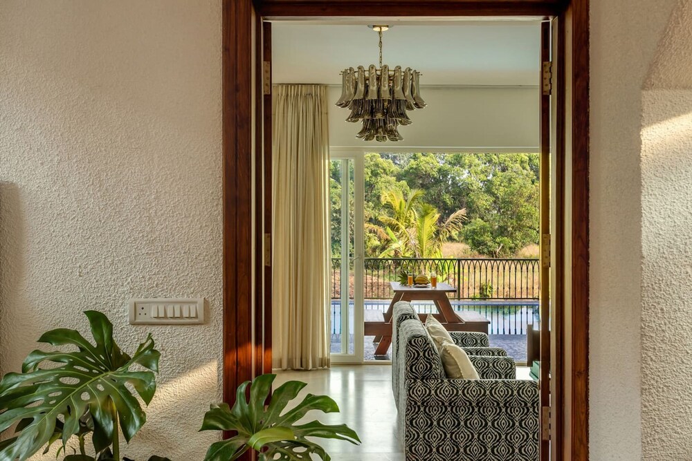 Field View Villa With Pool Perfect for Big Groups