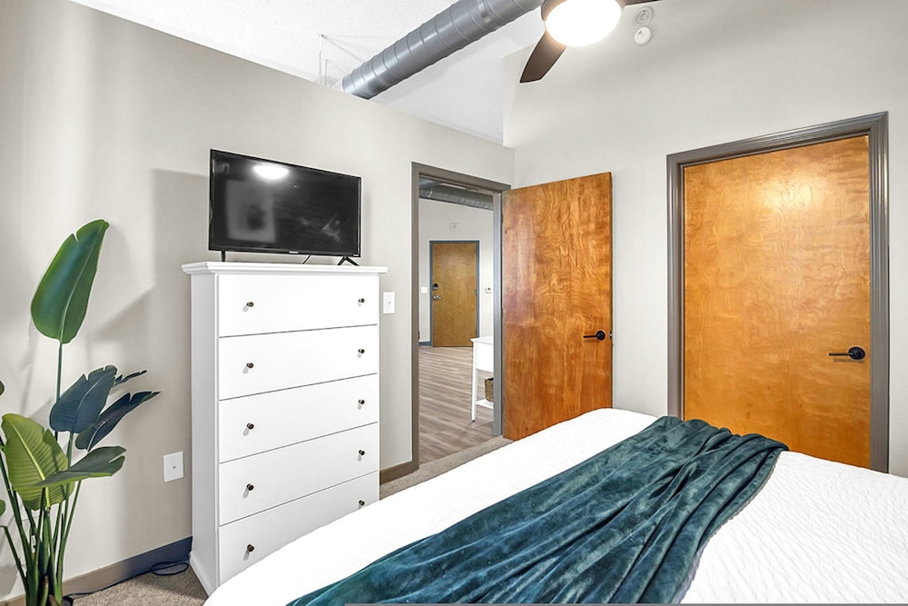 Cozy Stay Power Light Area Pool w Free Parking