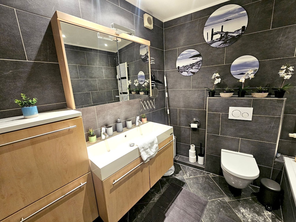 Well Appointed 2BR w terrace&parking