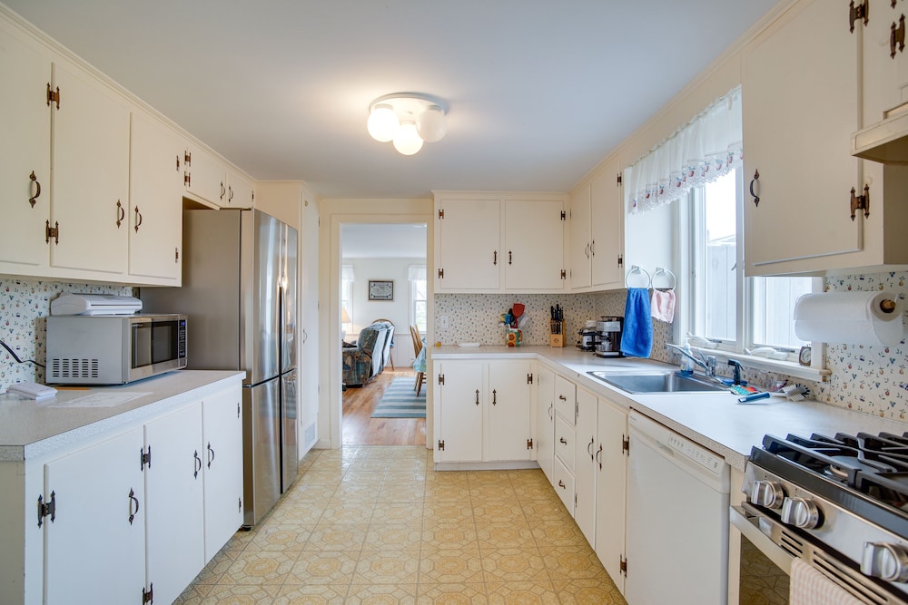 Walk to Beach: Chatham Getaway w/ Sunroom!