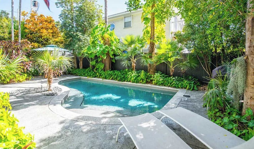Under the Palms - Relaxing Condo Shared Pool Parking