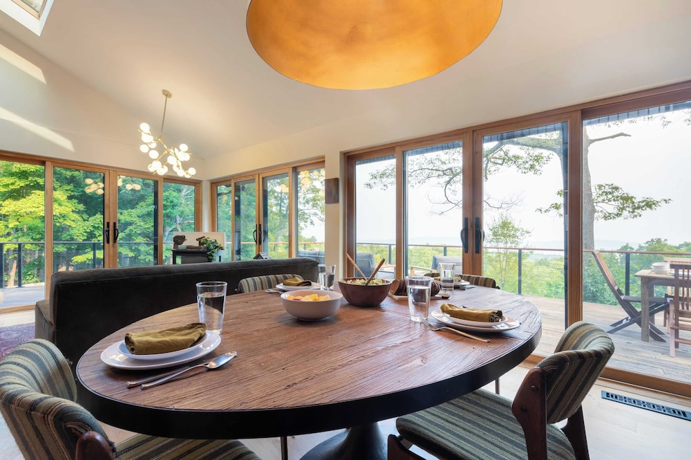 Modern Catskills Escape w/ Open Living, Steam Shower, Fireplace & Hot Tub w/ Mountain Views, Minutes From Woodstock & Trails Suncliff Vista