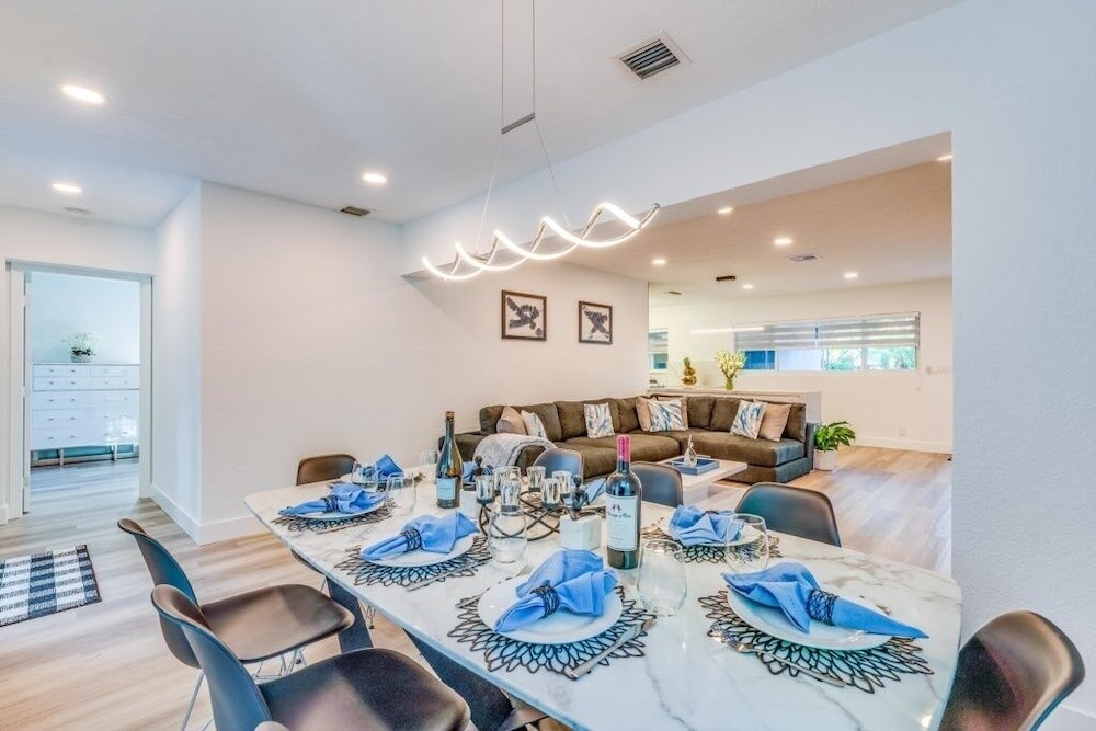 Fox Private Resort- Near Downtown & Beach 8 Bedroom Home