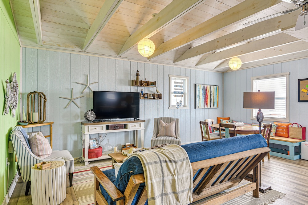 Beachfront Cottage w/ Boardwalk in Freeport