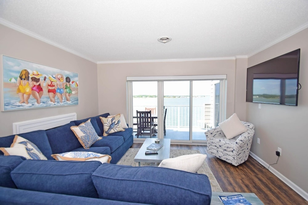Harbour Island 401m 3 Bedroom Condo by RedAwning view 2