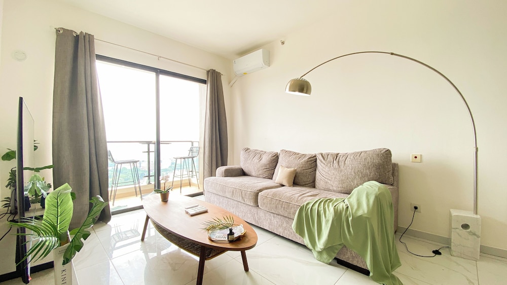 Luxury 2Br With Working Room At Sky House Bsd Apartment