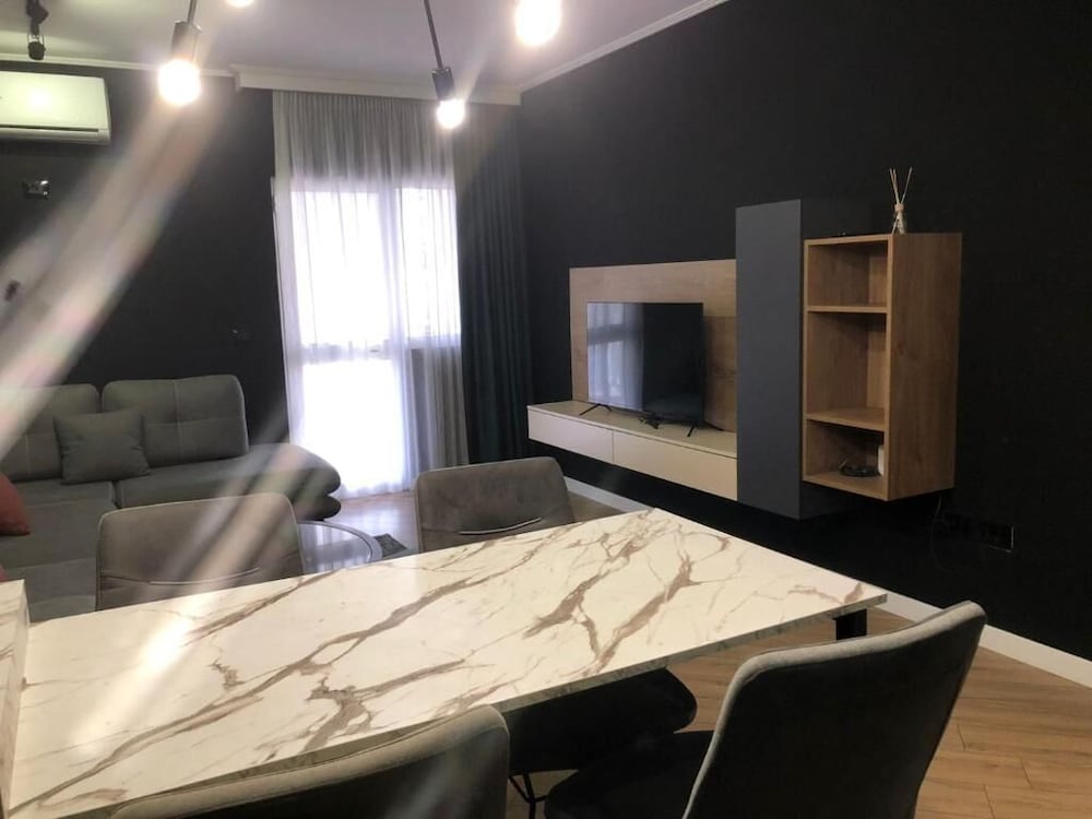 Tirent Apartment Komuna Parisit 1