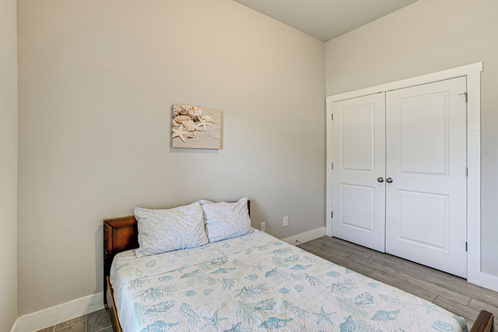 Golf, Shop & Beach-hop: Port Charlotte Gem w/ Yard