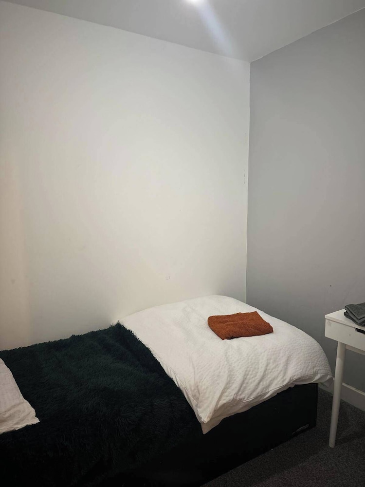 Cosy Central Home - Sleeps 5, Free Parking & Patio