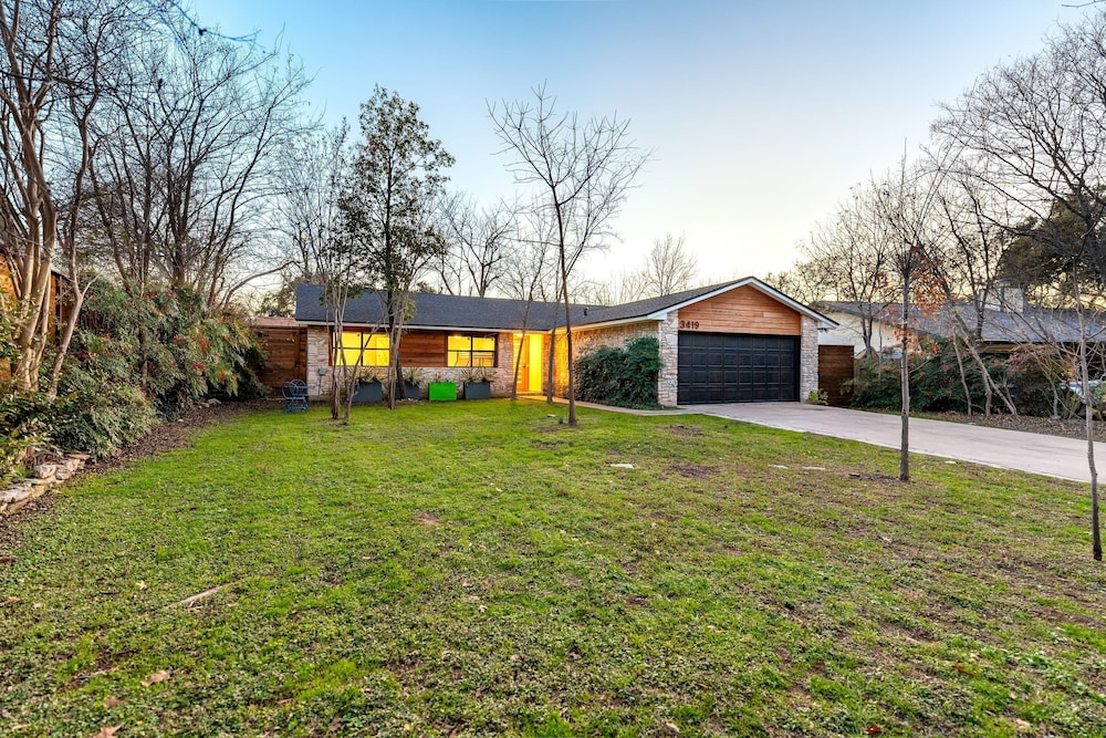 Private Yard w BBQ Games Steps to South Congress Barton Creek Clarksburg