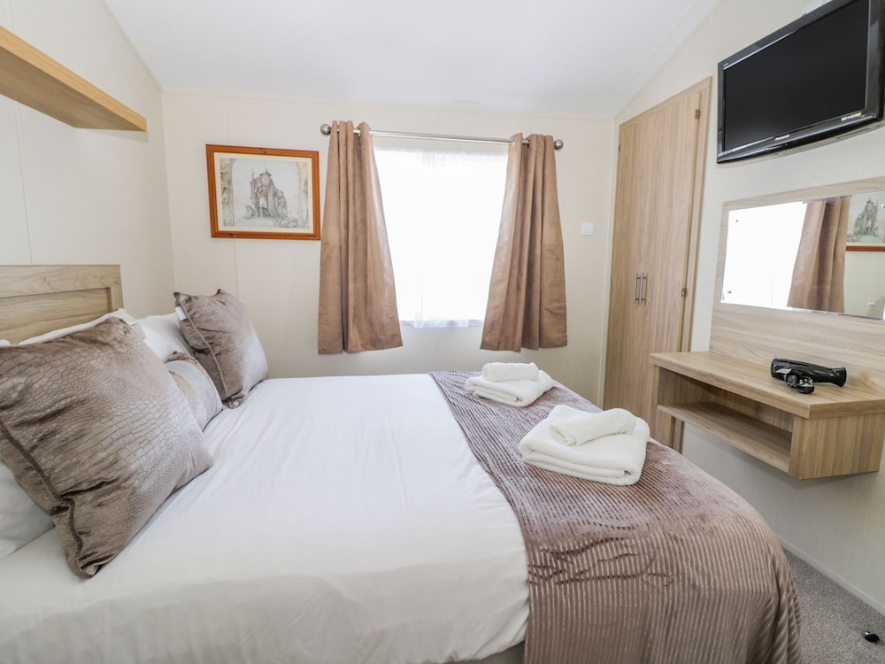 Superb Detached Lodge Located on Skipsea Sands view 3