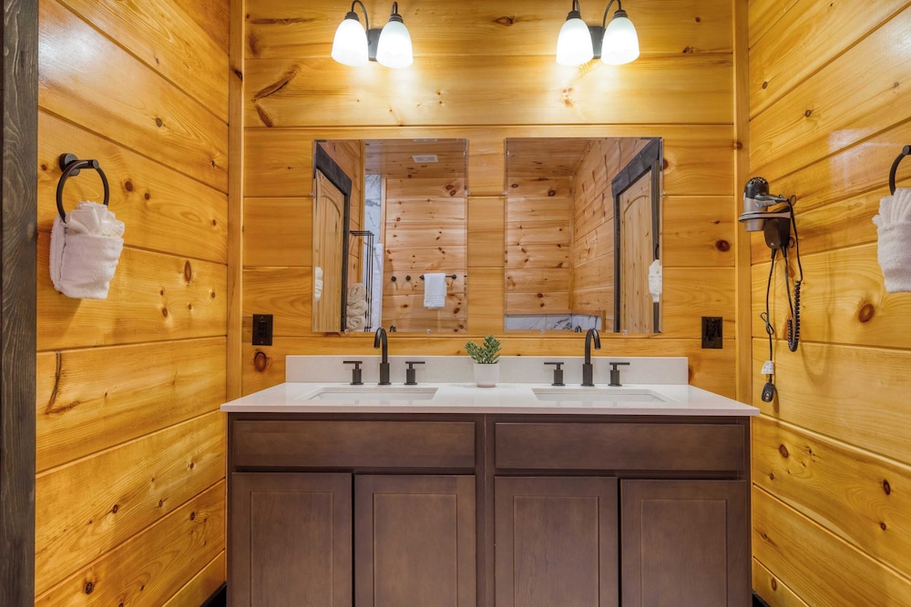 2 Homes Firefly Trail Way by Avantstay Sleeps 28, Indoor Pool + Hot Tub + Movie Theater & Game Room