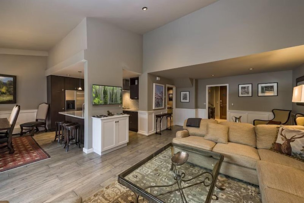Vail Village 3 Bedroom Condo at the Covered Bridge - Pool, hot tub & More!