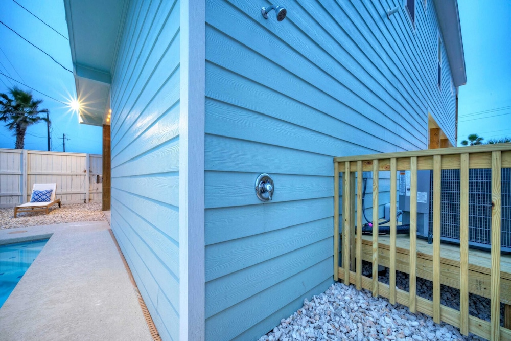 Sleeps 24 2 Homes, Walk to the Beach, Private Pools, Fire Pit, Modern Design