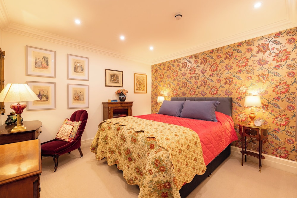 Large 4-bed 8-guests W/patio 1841 House Paddington