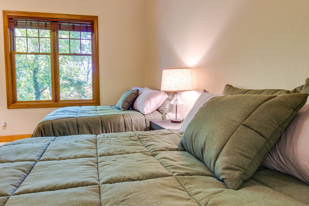 Mtn-view Condo w/ Screened Porch in Burnsville! view 4