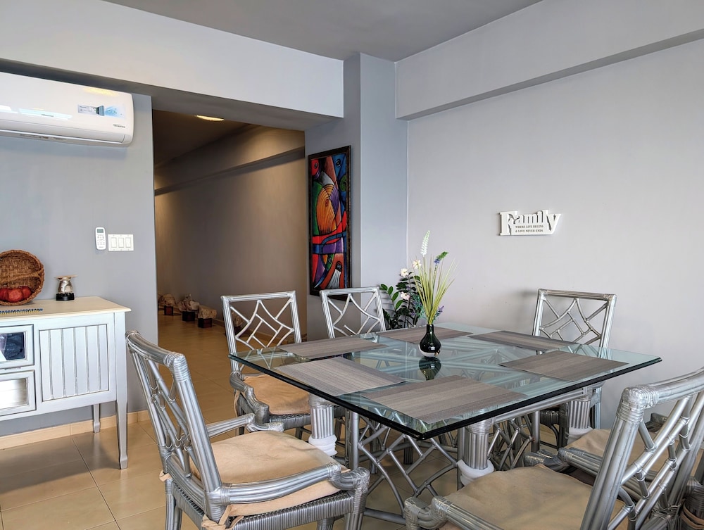 YC 2307 l Av Balboa 2 BDR Bay view