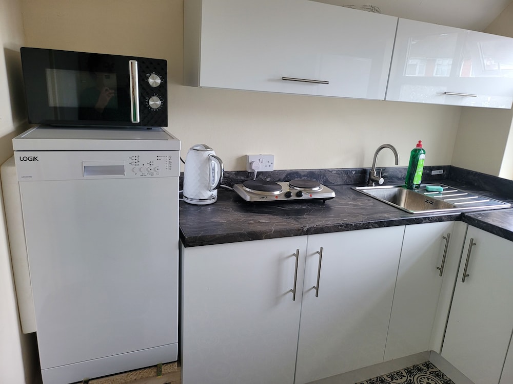 Apartment - Sleeps 2 - Parking - Near Station view 2