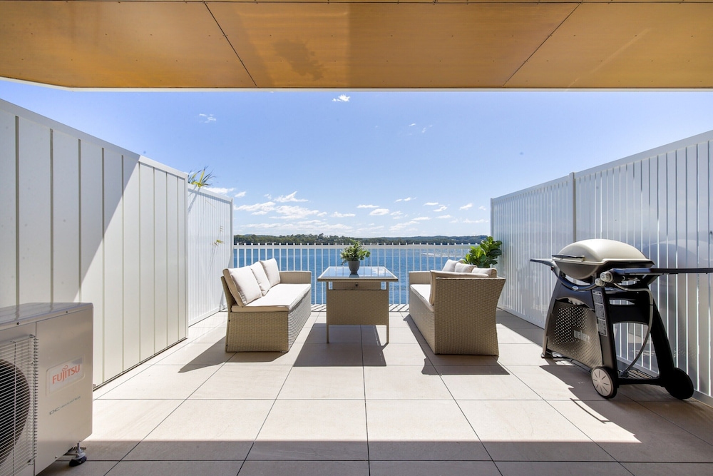 Superb 2-bed Apartment With Scenic Bay Views