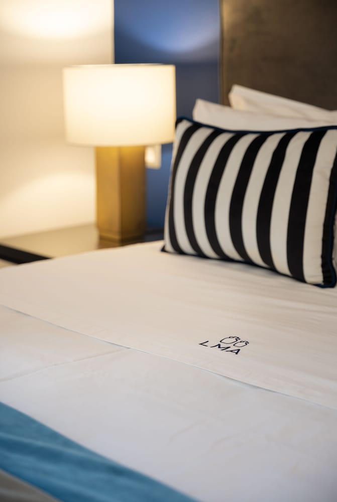 Bed & Sleeping Area
