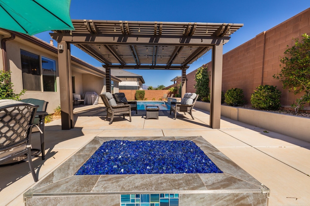 Hurricane Falls Pool, Hot Tub Plus Dog Friendly! 4 Bedroom Home