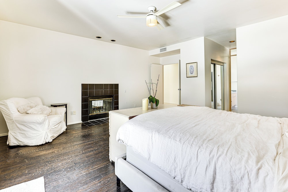 Dog Friendly! Modernist Oasis in North Scottsdale