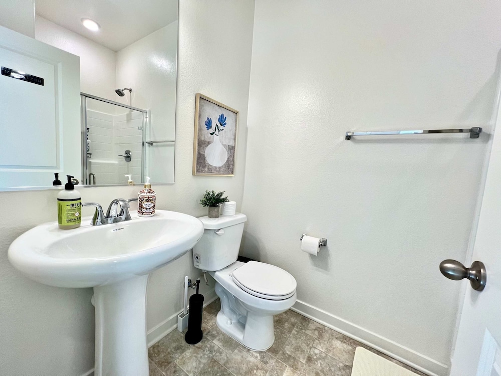 Sunny Stylish Near LA 4BR Home w Desks Lounge