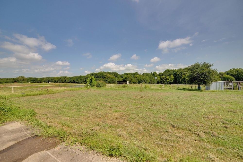 2 Mi to Lake Lavon: Countryside Retreat on 6 Acres