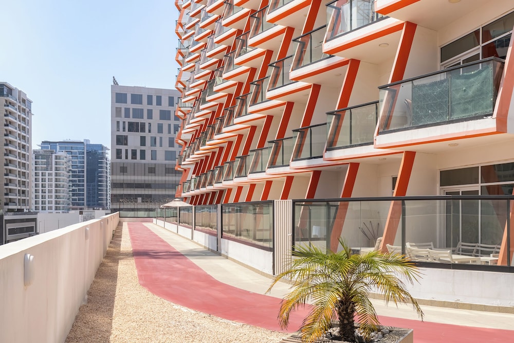 SIMPLY COMFORT Binghatti Gateway Family 2BR with Balcony, Close to Dubai Mall & Burj Khalifa