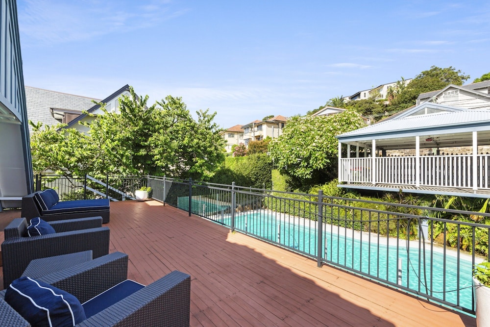 Poolside Stay - Close to Taronga Zoo & Luna Park