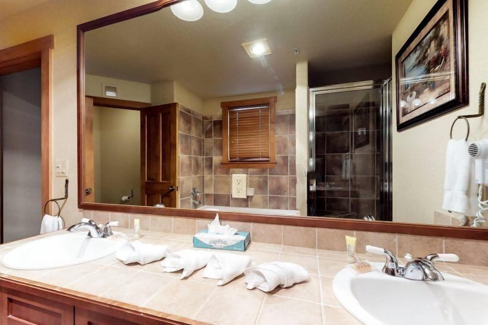 3 Bedroom Colorado Mountain Vacation Rental in River Run Village With Convenient Access to Ski Slopes view 3