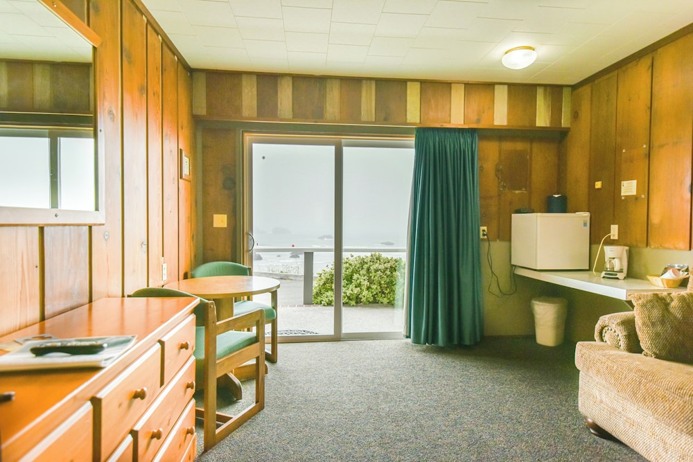 Sunset Oceanfront Lodging