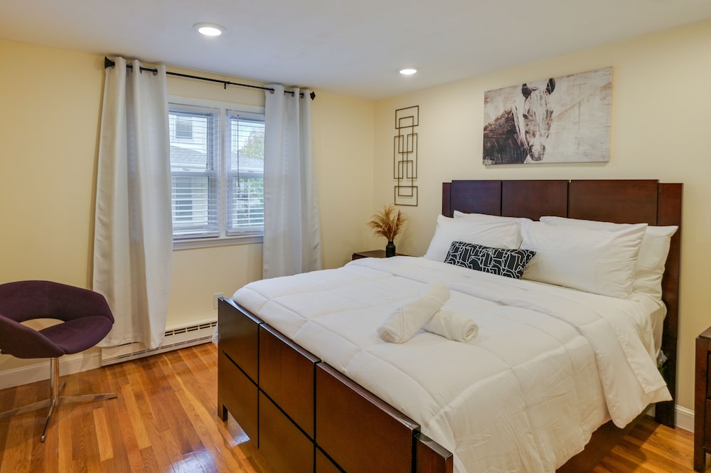 Boston Duplex w/ Foosball Table: 11 Mi to Downtown