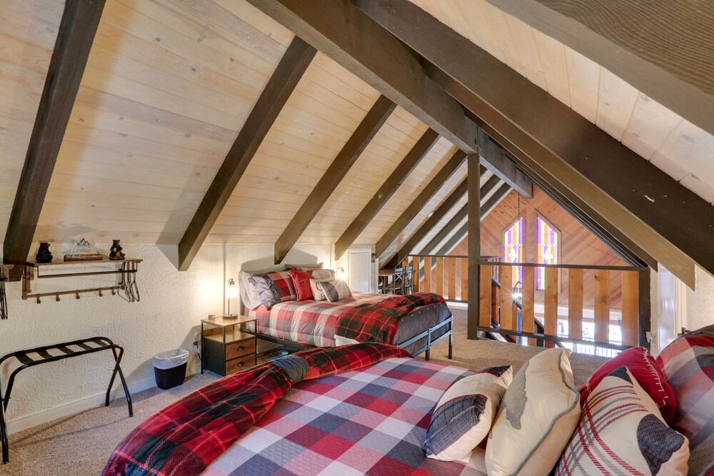 Cabin w/ Deck, Fire Pit & Big Bear Lake Access!