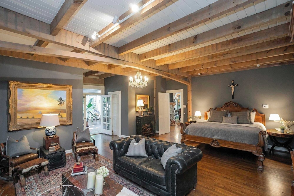 35 Acre Villa w/ Pool, Spa, Wine Cellar & Gym + Near Golf Club La Pearla Ranch by Avantstay
