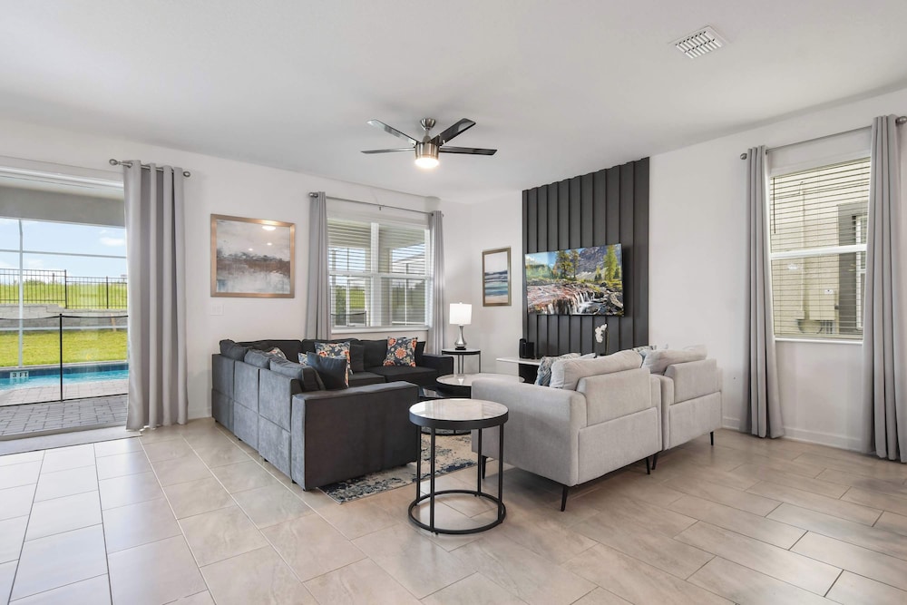 Luxury 10-bedroom Villa in Champions Gate Resort