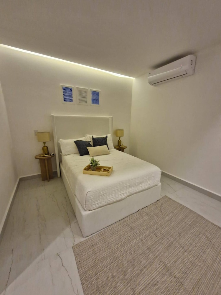 Super Cute Flat on 5th Ave in PdC Steps From Beach