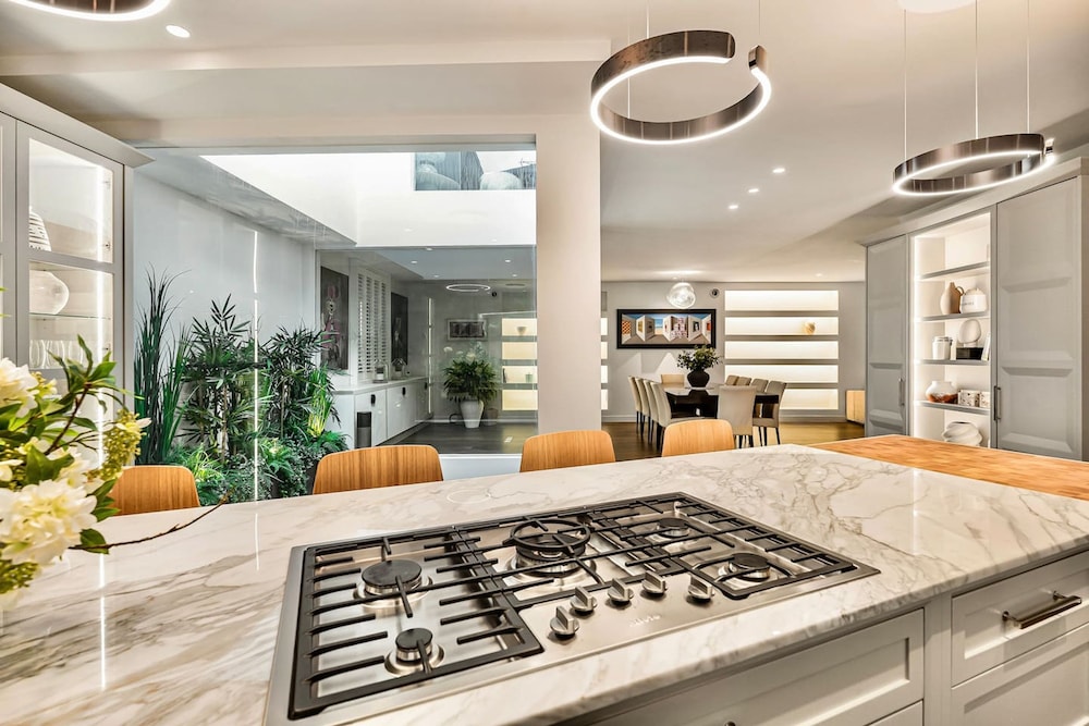 London Mews Home w Glass Atrium Terrace