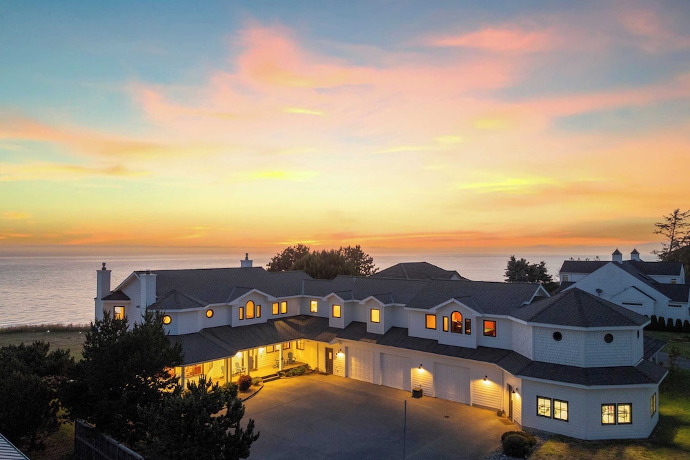 Seacliff Haven Waterfront Luxury, Stunning Views, Hot Tub & Game Room