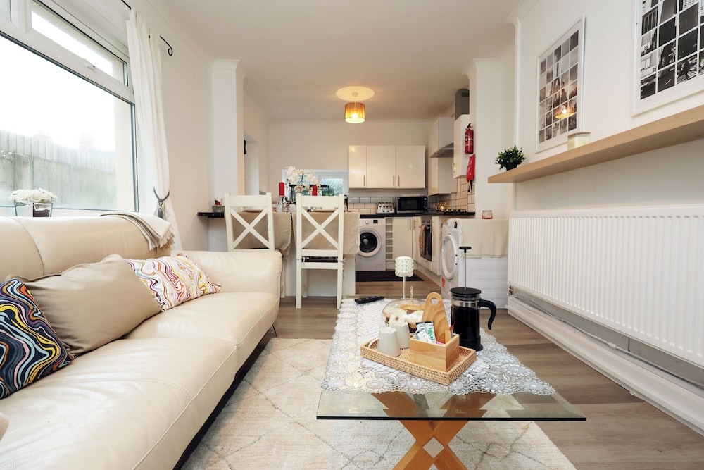 Cardiff Guesthouse & On-Street Parking