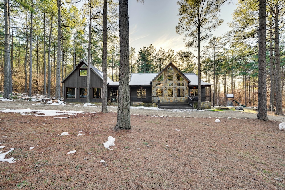Hot Tub & Game Room: Spacious Cabin in Broken Bow!