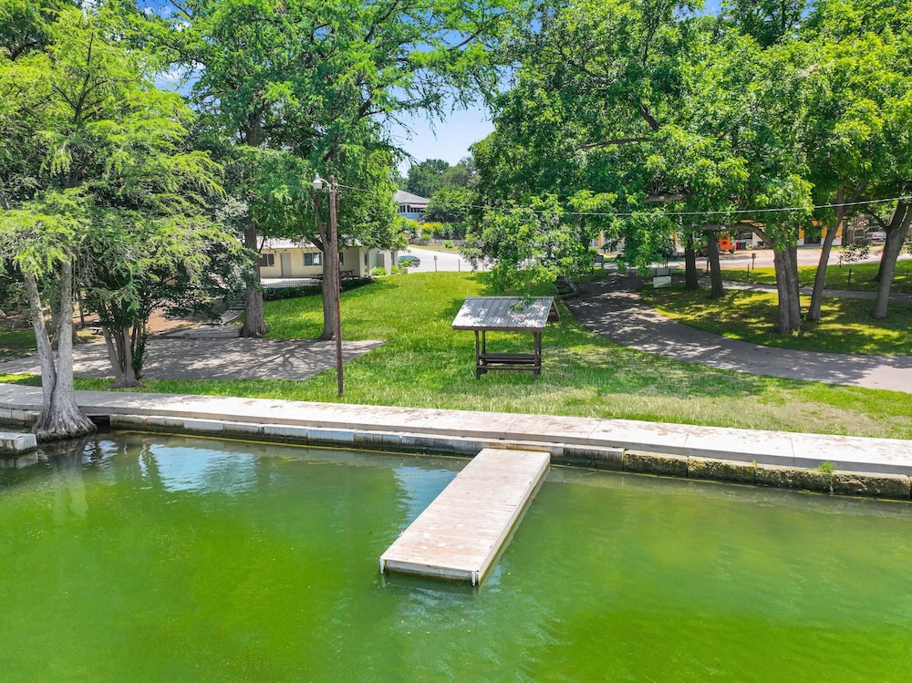 River Bend Retreat 2 Homes for 12 Next to Lake Dunlap