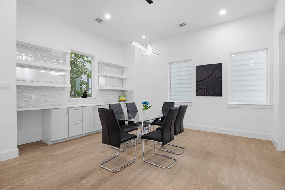 Perfect Houston Group Stay for 12 With 6 Beds 6 Baths