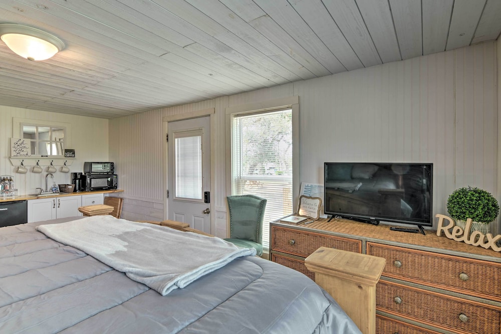 5 Mi to Rockport Beach Park: Studio w/ Porch! view 4