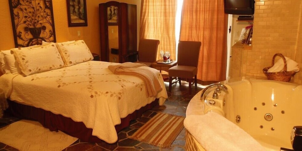 The Collins Inn and Seaside Cottages - Adults Only