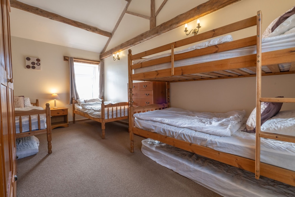 Hulmes Vale House - Sleeps 14 - Peak District view 3