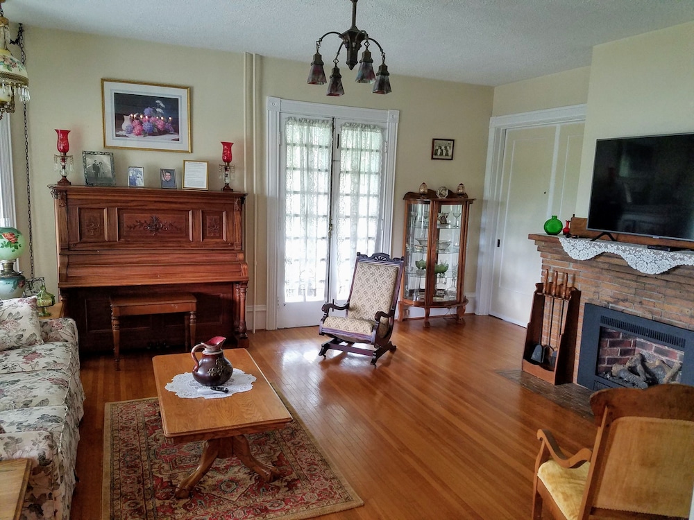 Hudson Manor Bed and Breakfast