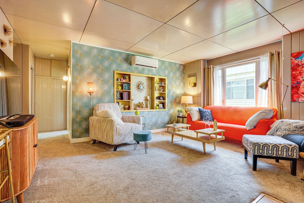 Lustron of the Lakes: Retro MCM Gem in Tangletown