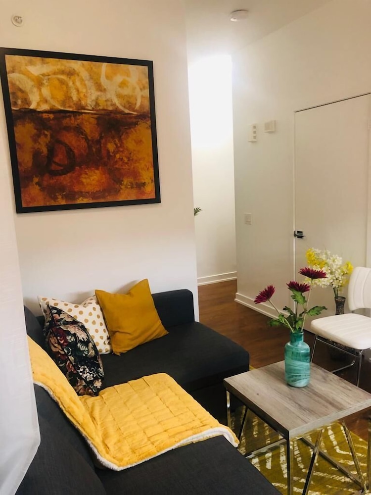 Toronto Downtown Suites City View - Image 5